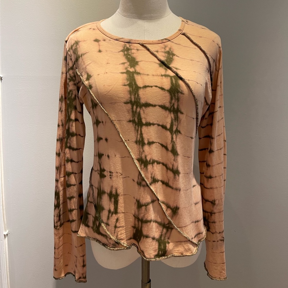 Verde tie-dye long sleeved top.